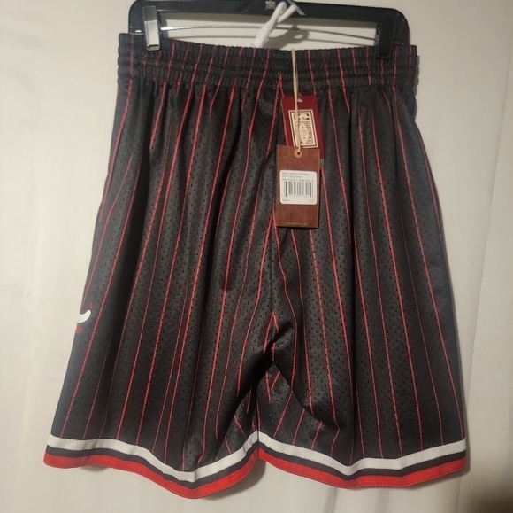 Mens Mitchell & Ness NBA Alternate Swingman Shorts Chicago Bulls 96-97 SIZE Med - Picture 2 of 7